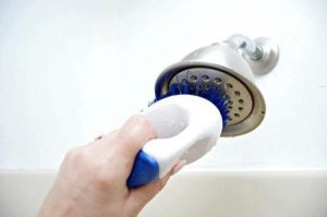 تمیز کردن رسوب سردوش حمام با استفاده از مواد شوینده
